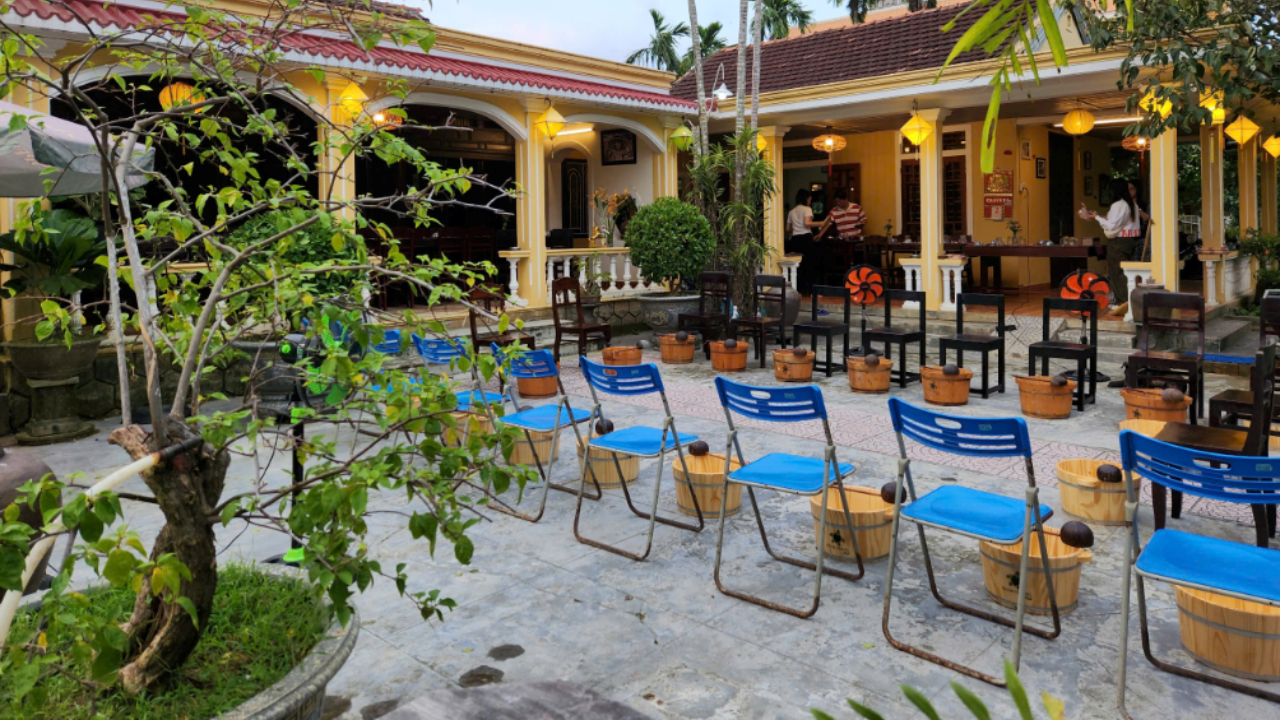 Soak your feet in herbal water at Phuoc Homestay (3)